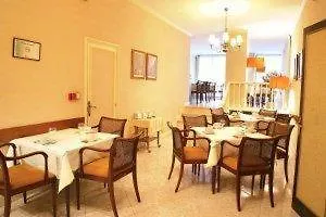Otel Monclus 2*