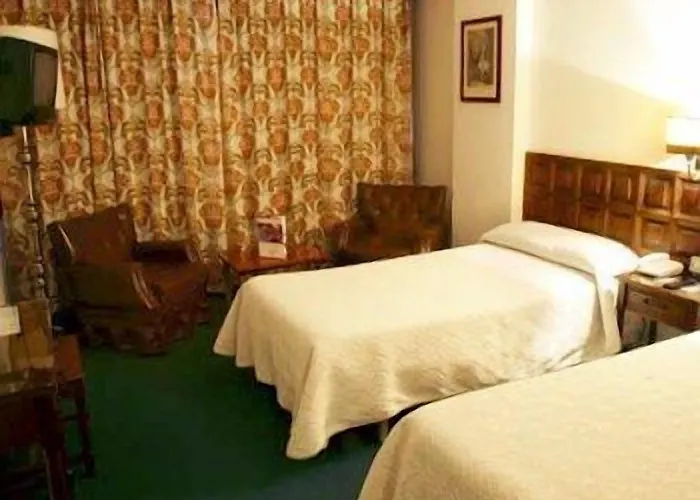 Отель Monclus 2*